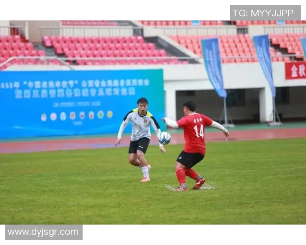 足球巨星赛场外清凉瞬间手握冰棍展现轻松幽默一面